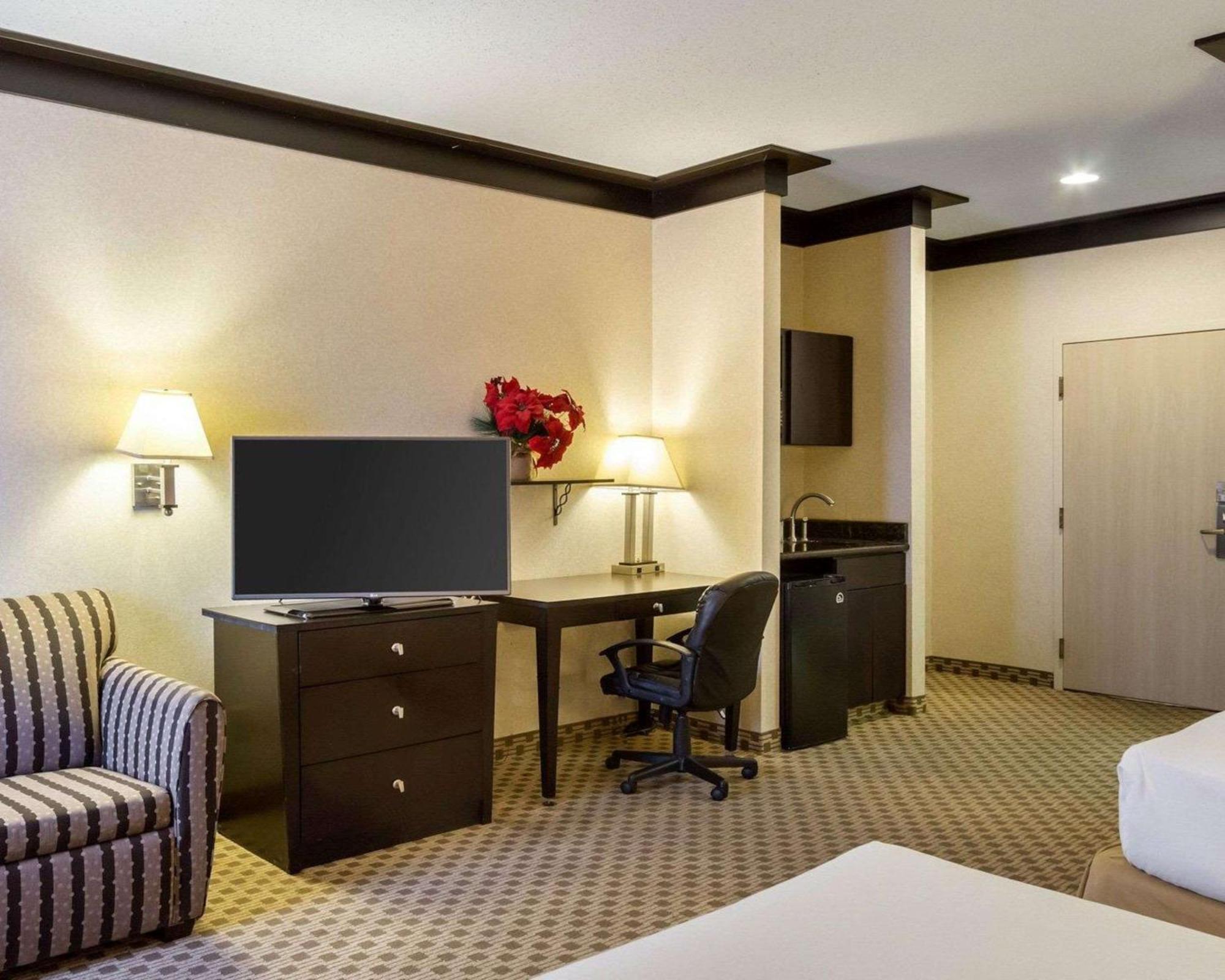 Quality Inn & Suites Oakwood Village - Cleveland South Luaran gambar