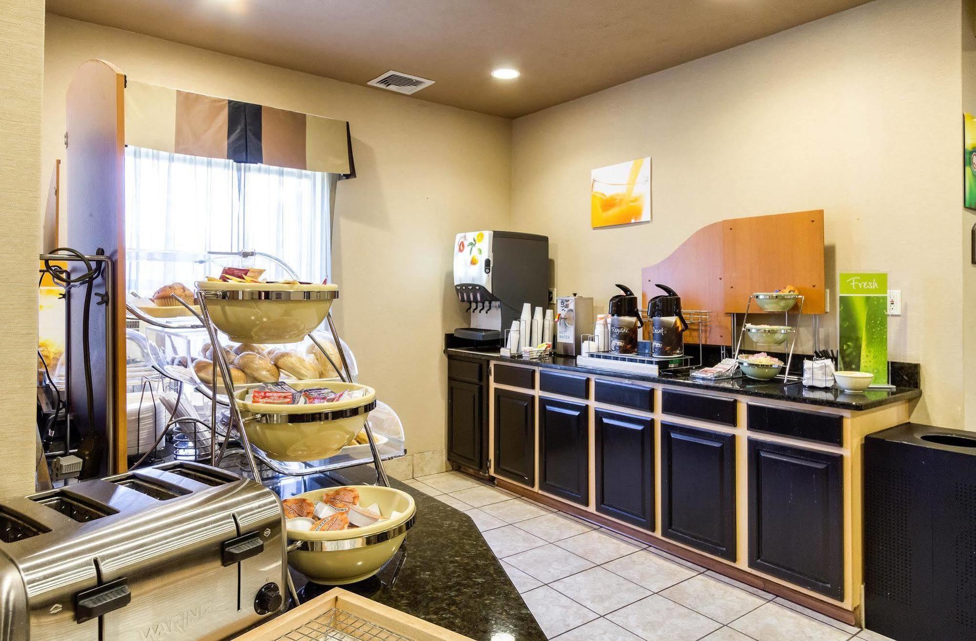 Quality Inn & Suites Oakwood Village - Cleveland South Luaran gambar